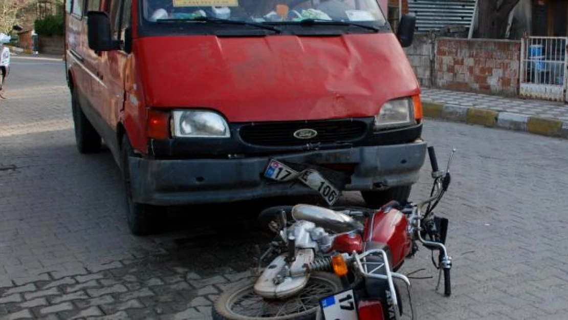 Bayramiçte, motosiklet ile minibüs çarpıştı: 1 yaralı 