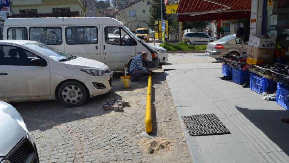 Ladik'te araçların kaldırımlara parkı önlendi