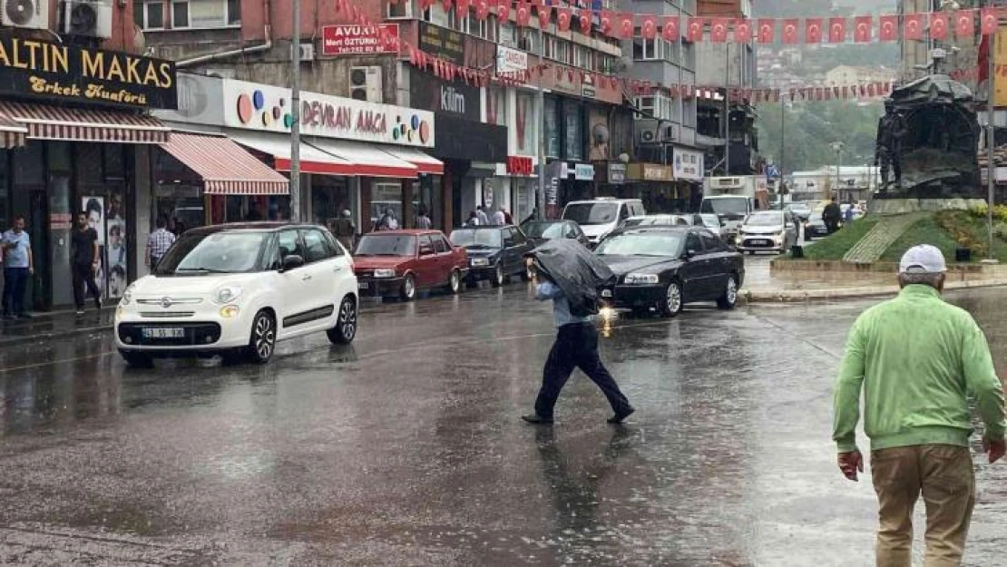 Ne olduğunu anlayamadılar, dükkanlar ve bankalara sığındılar