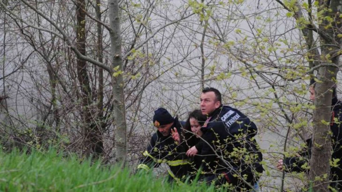 Nehre atlayan kadını ekipler kurtardı