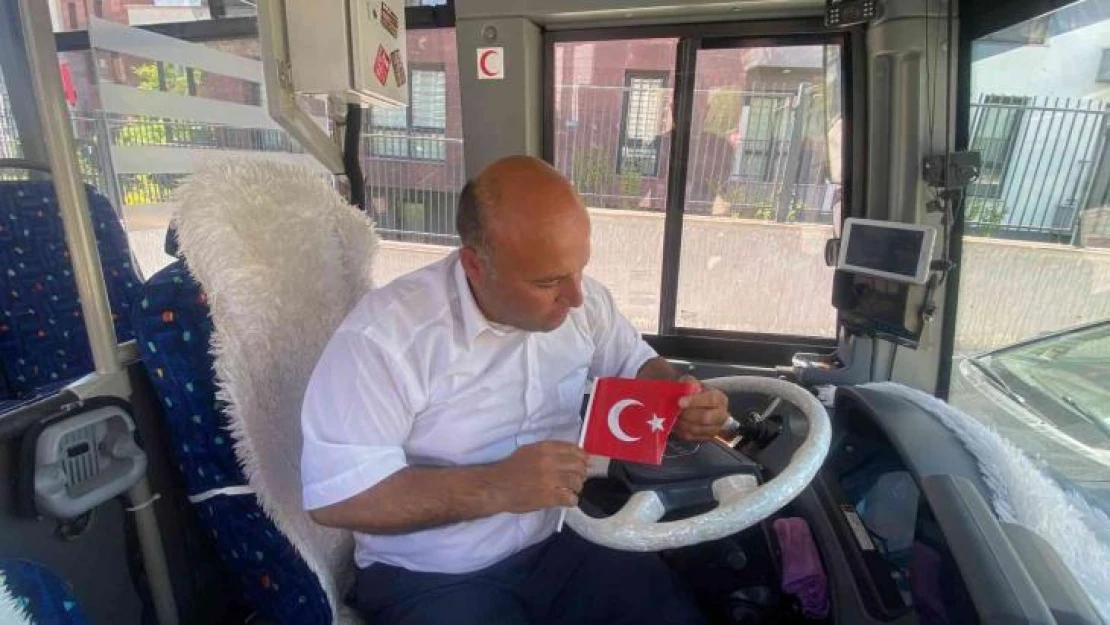 Niğde'de otobüs şoföründen Türk bayrağı hassasiyeti