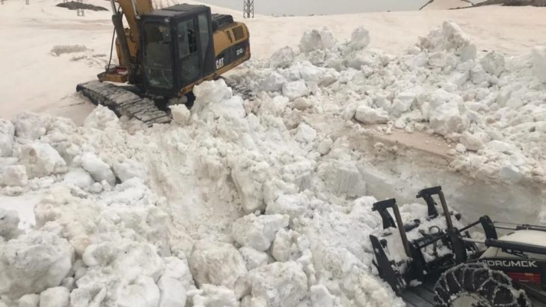 Nisan sonu Şırnak'ta 10 metreyi bulan karda yol açma çalışmaları devam ediyor