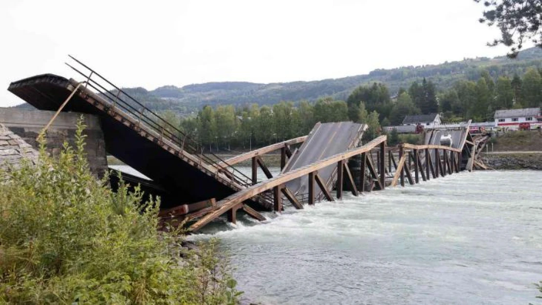 Norveç'te ahşap köprü çöktü, araç nehre düştü