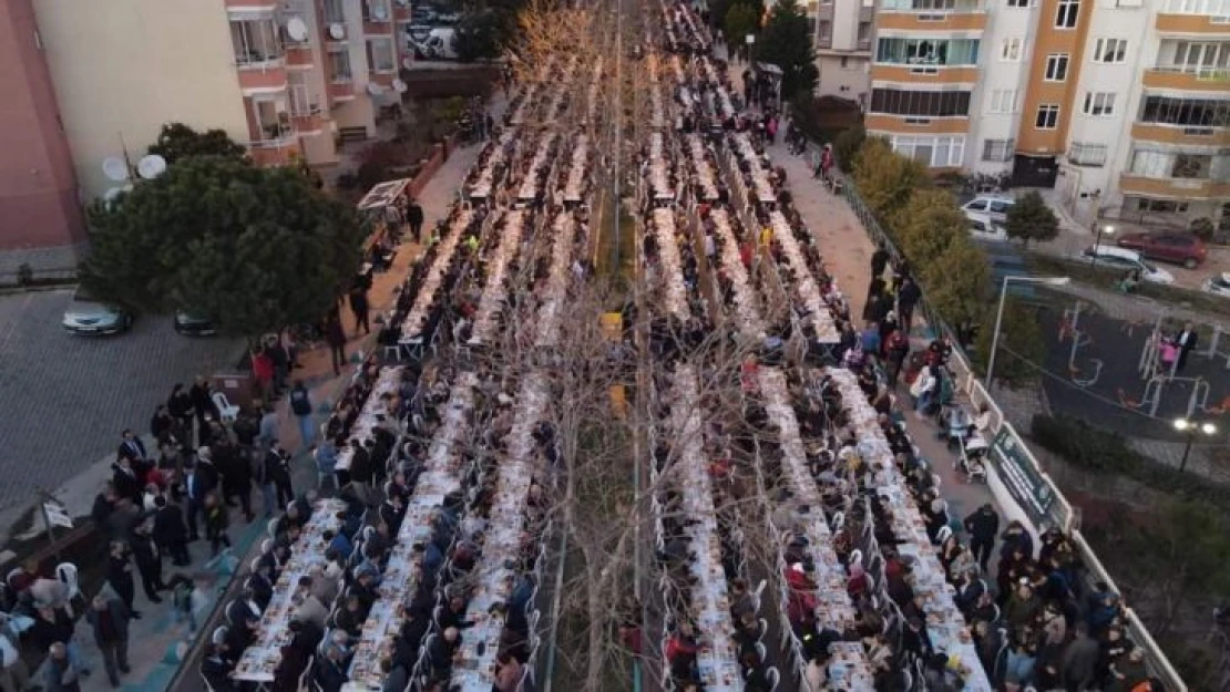 O şehirde bir cadde kapandı: 5 bin kişi aynı sofrada buluştu