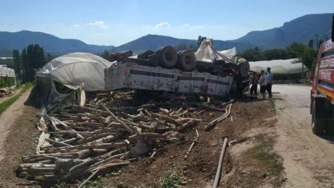 Odun yüklü kamyon seraya devrildi: 2 yaralı