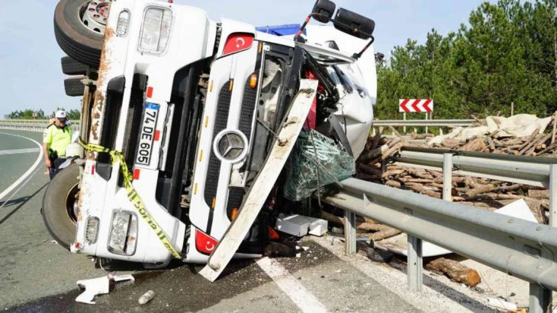 Odun yüklü tır bariyerlere ok gibi saplandı: 1 ölü