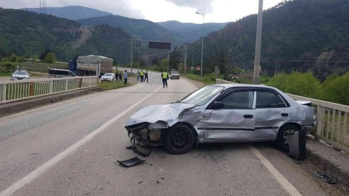 Odun yüklü tırın çarptığı otomobil metrelerce sürüklendi: 2 yaralı