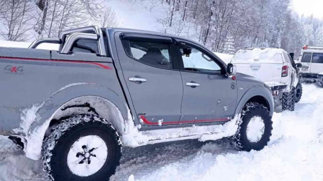 Offroad tutkunları 1,5 metre karda safari yaptı