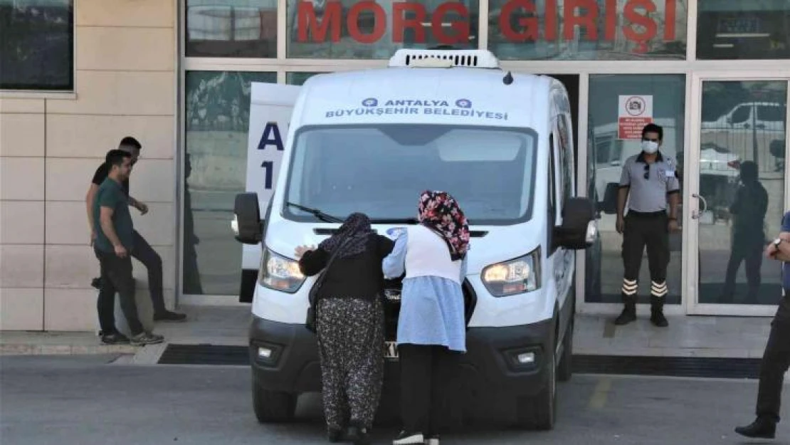 Oğlunun acısına dayanamayıp cenaze aracını öpen anne yürekleri dağladı