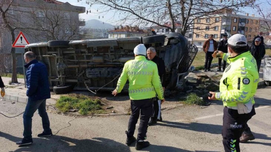 Öğrenci servisi ile cip çarpıştı: 9'u öğrenci 15 yaralı