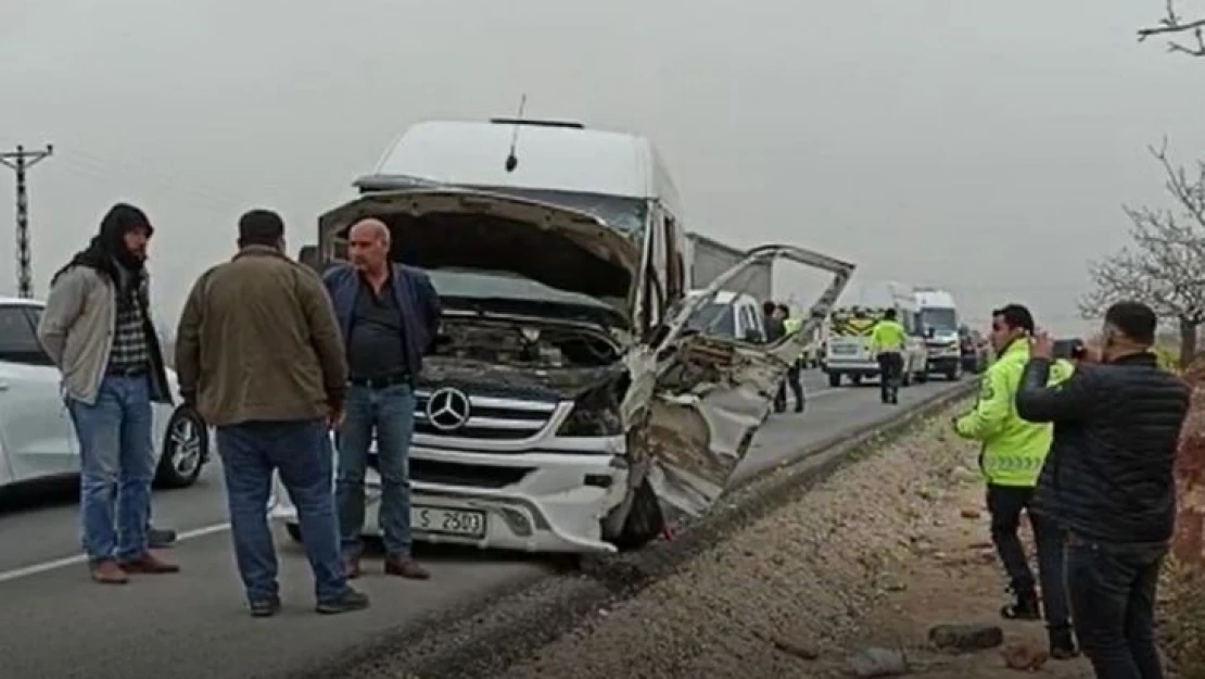 Öğrenci servisi ile tır çarpıştı: 4 yaralı