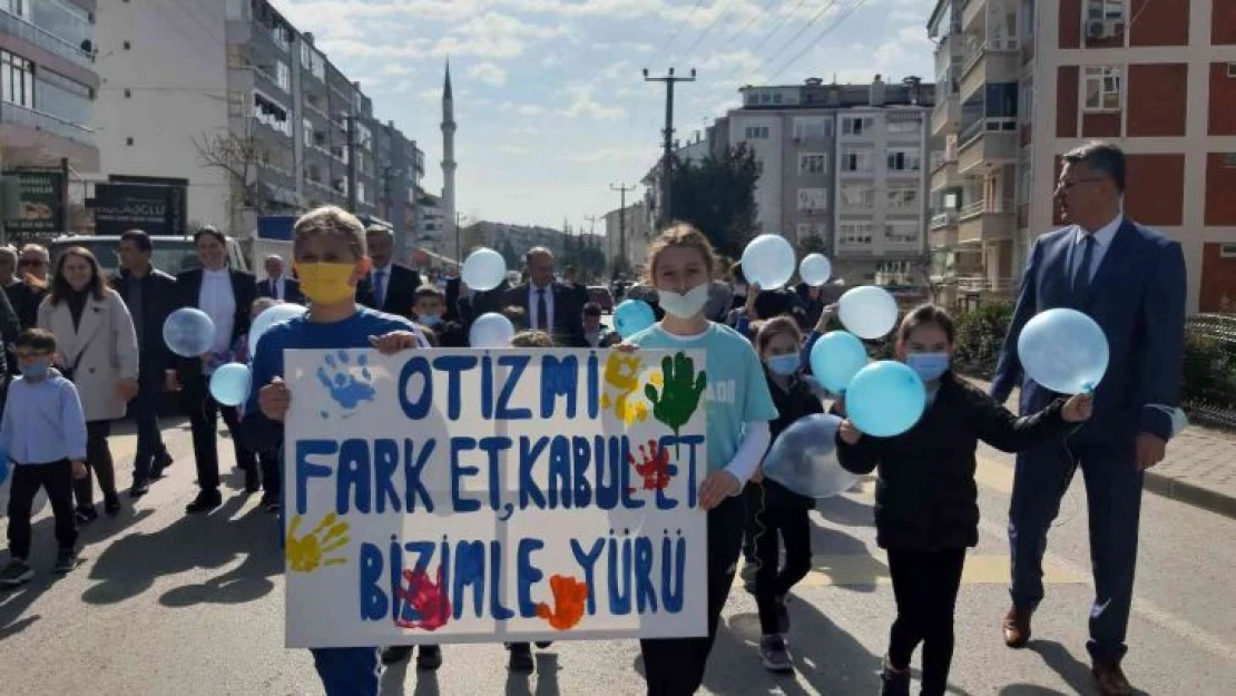 Öğrenciler ellerinde balonlar ve pankartlarla otizme dikkat çekti