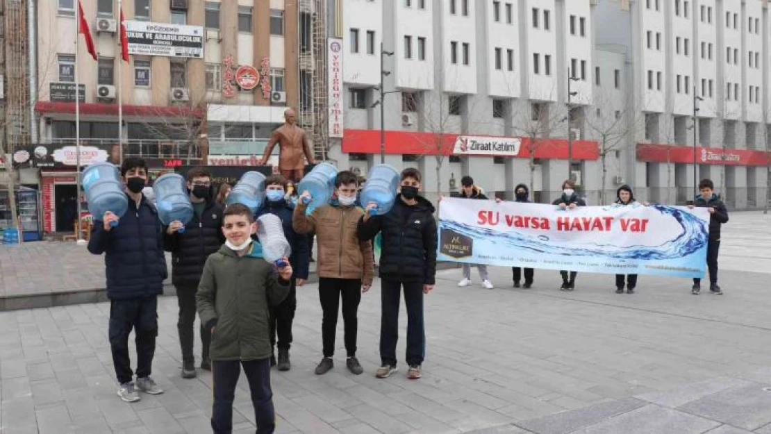 Öğrenciler suyun önemine dikkat çekmek için bakın ne yaptılar