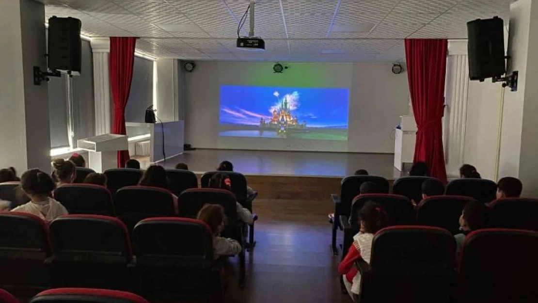 Öğrencileri için konferans salonunu sinemaya çevirdi