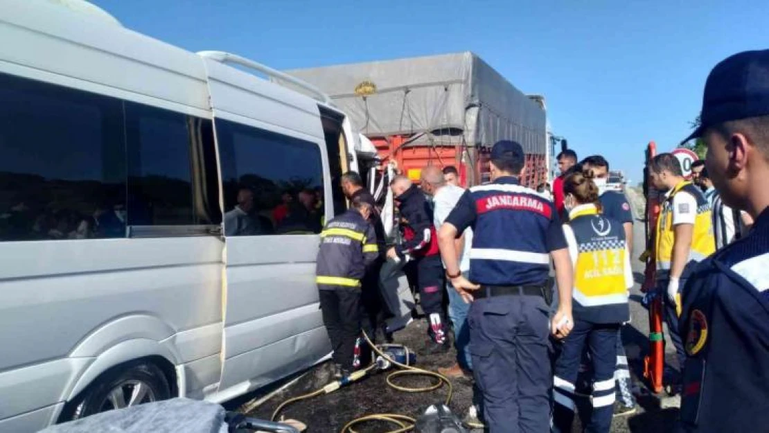 Öğrencileri taşıyan midibüs kaza yaptı, 1'si ağır 13 yaralı