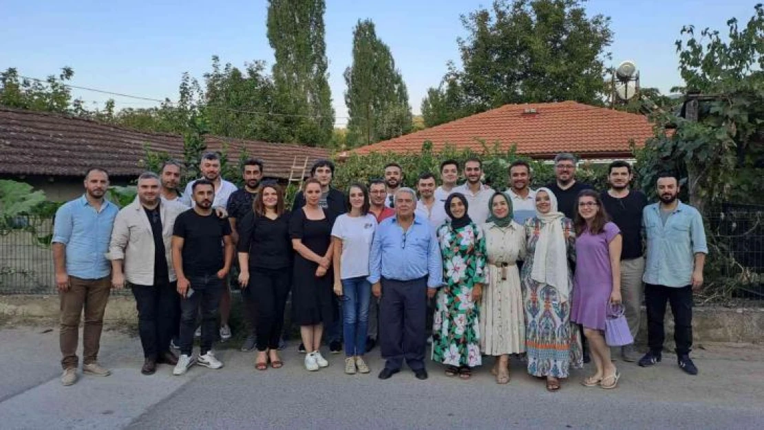 Öğrencilerini mezuniyetlerinden 23 yıl sonra gören öğretmen duygusal anlar yaşadı