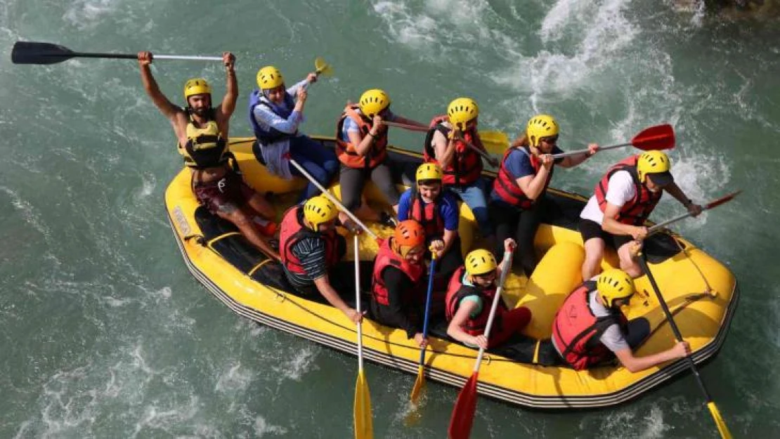 Öğretmen ve öğrenciler, Munzur Nehri'nde rafting heyecanı yaşadı