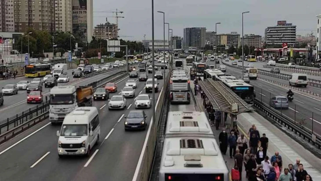 Okullar açıldı, İstanbul'da trafik yoğunluğu yüzde 58'e ulaştı