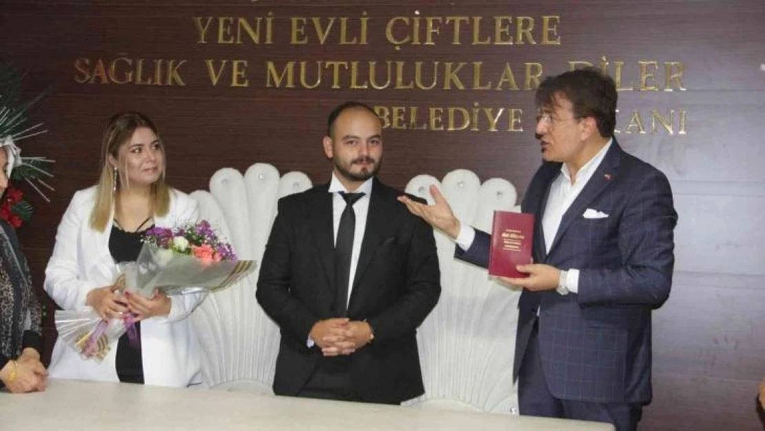 Önce nikah kıydılar, ardından koşarak haber yapmaya gittiler