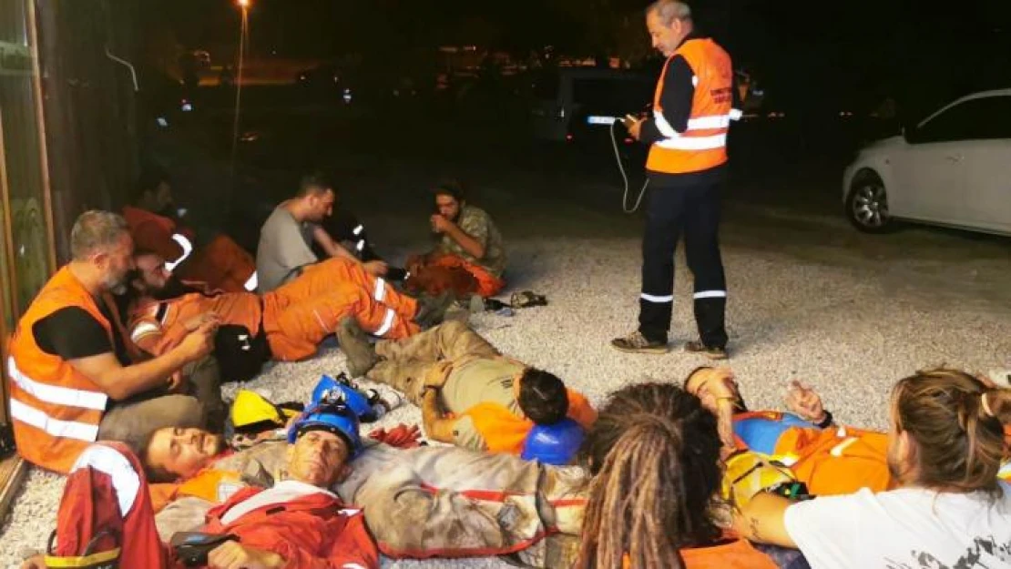 Onlar yangının gönüllü kahramanları: Toprak üzerinde dinlenip söndürme çalışmalarına katılıyorlar