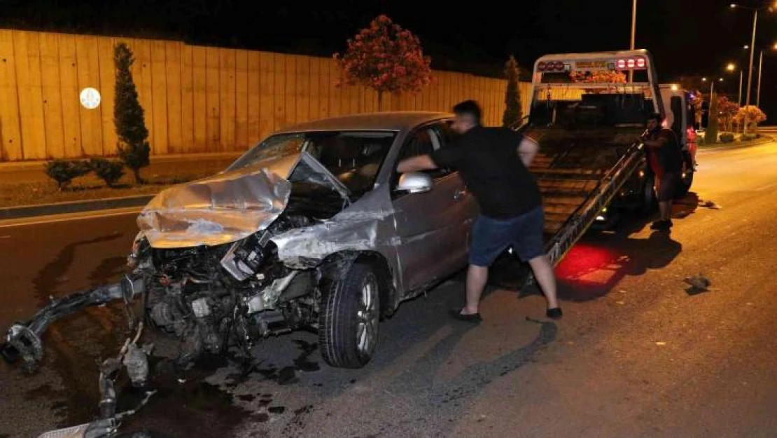 Önündeki araçta eşinin kaza yaptığını görünce kendisi de kaza yaptı: 2 yaralı