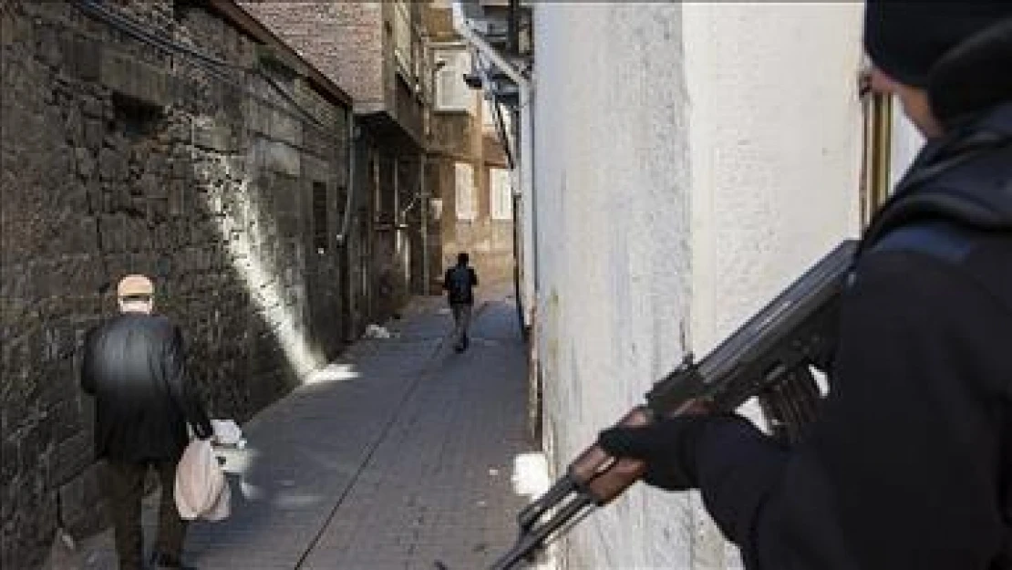 Operasyonların sürdüğü Sur'da vatandaşlara ekmek dağıtıldı