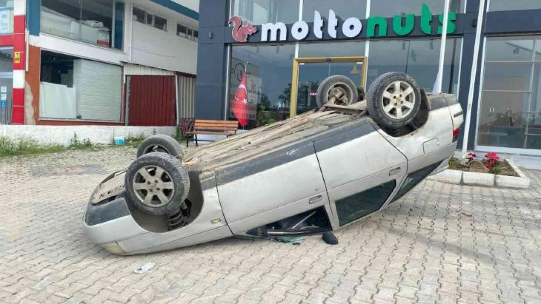 Ordu'da akıl almaz olay: Kepçe operatörü, içerisinde sürücü olan otomobile vurdu