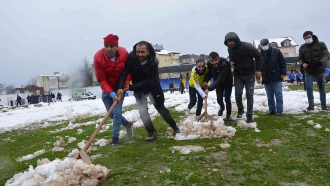 Ordu'da sahaya inen taraftarlar kar temizliği yaptı