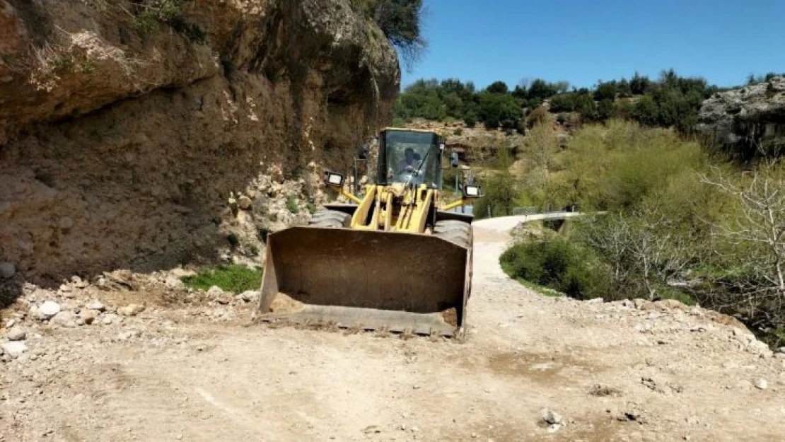 Osmaniye'de heyelan nedeniyle kapanan köy yolu ulaşıma açıldı