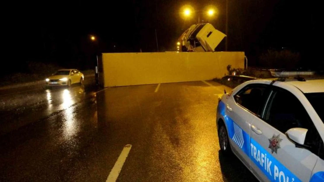 Osmaniye'de otoyolda zincirleme kaza: 3'ü polis 5 yaralı