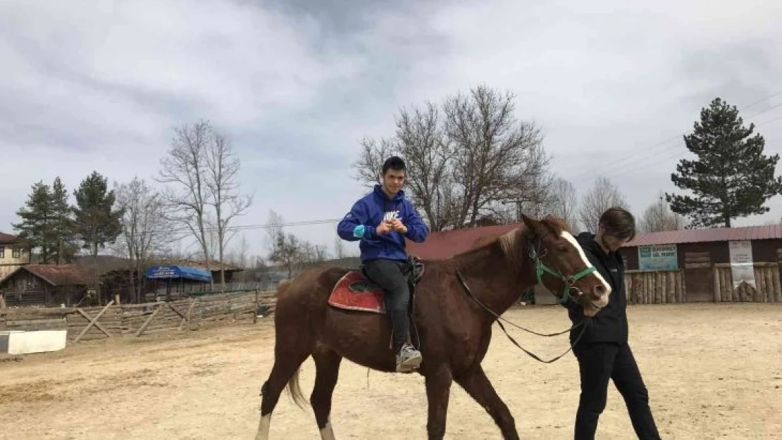 Otizmli öğrenciler, atlı terapi merkezinde özgüven kazanıyor