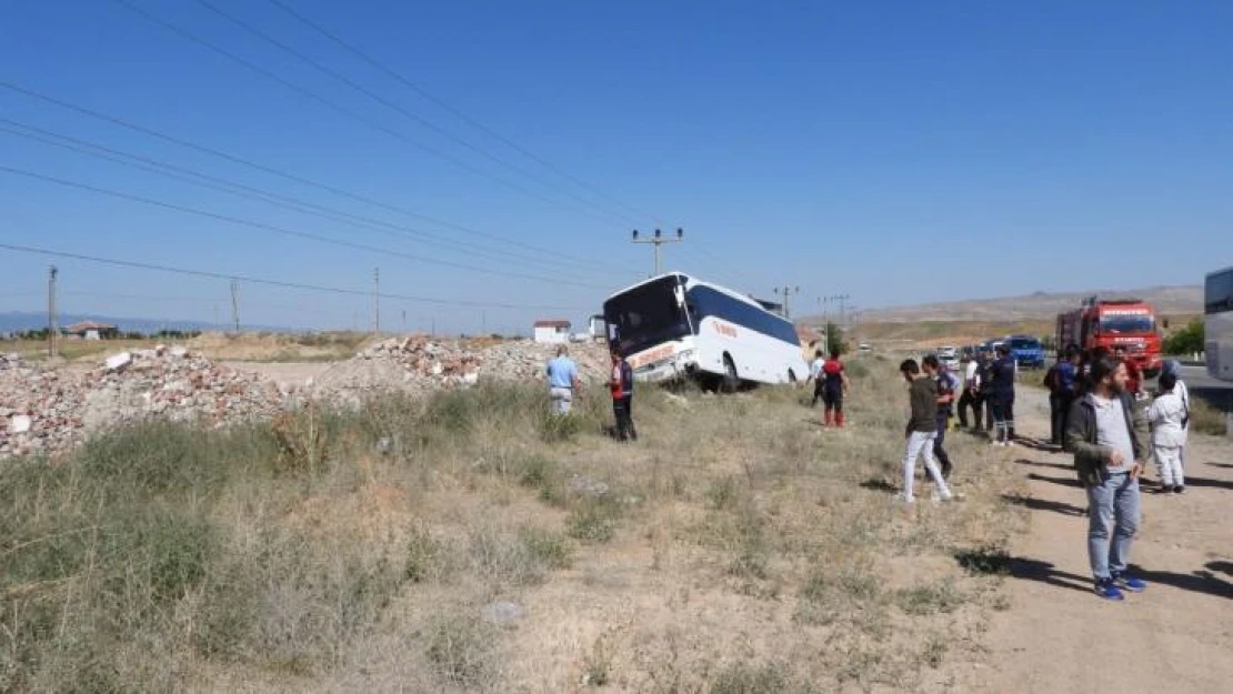 Otobüs yoldan çıktı, 8 yolcu hastaneye kaldırıldı