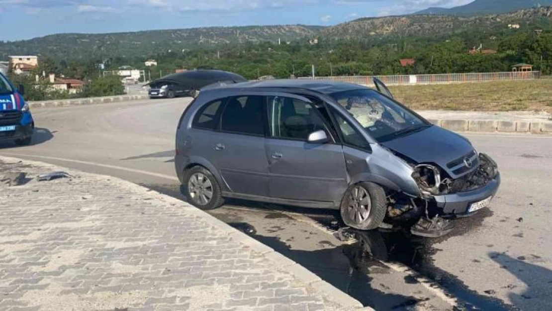 Otomobil bariyerlere çarptı, yabancı uyruklu 2 kişi yaralandı