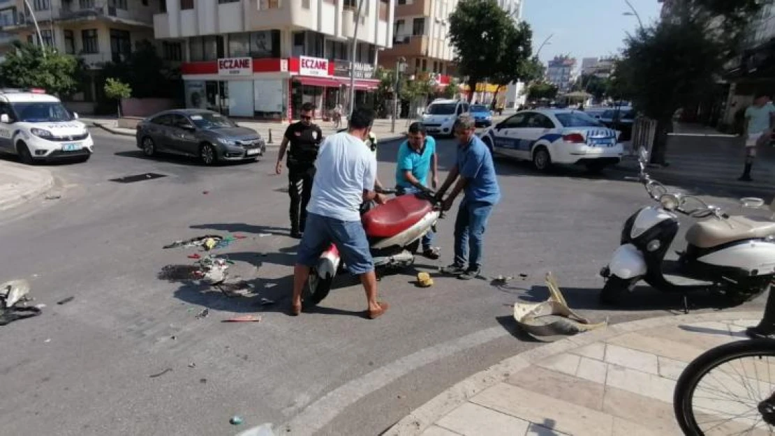 Otomobil ile motosiklet çarpıştı: Baba ve oğlu ölümden döndü