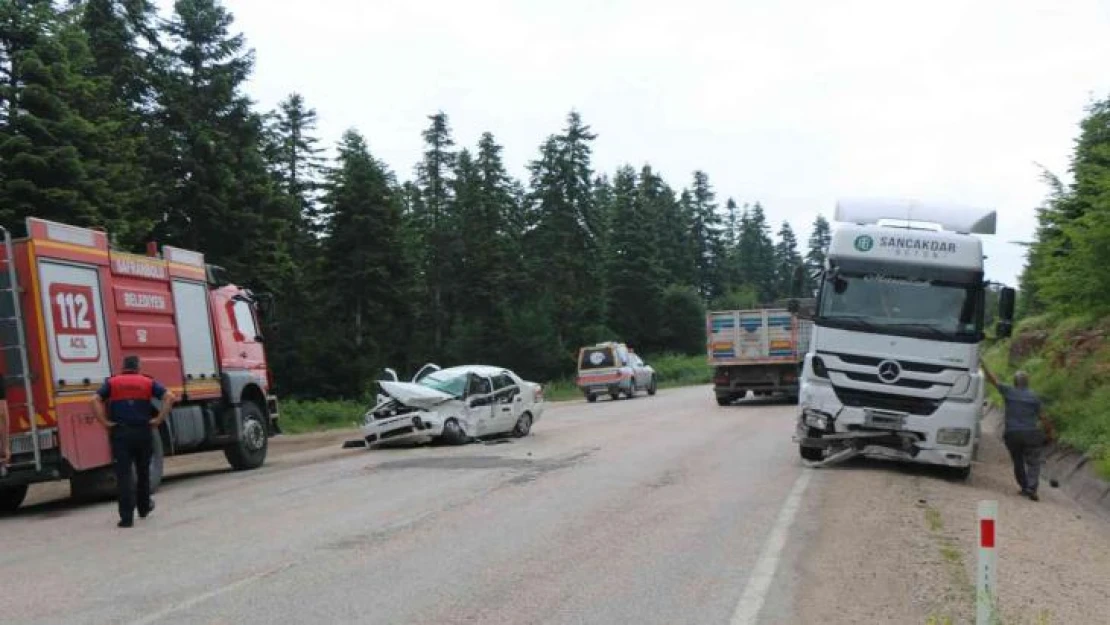 Otomobil ile tır kafa kafaya çarpıştı: 2 yaralı