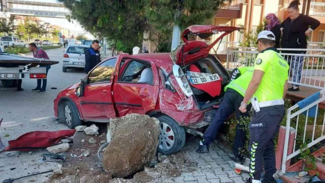 Otomobil, park halindeki otomobilin üzerine uçtu