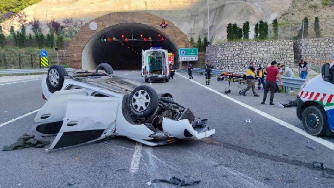 Otomobil, römorklu yol bakım aracına çarpıp takla attı: 6 yaralı