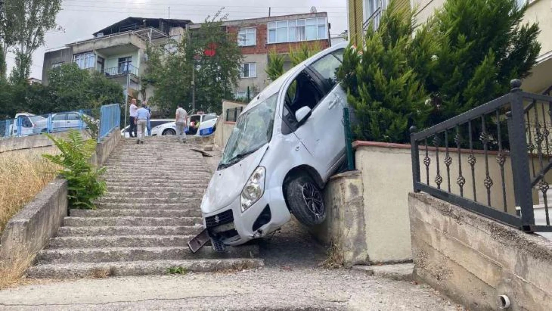 Otomobili ile merdivenlerden inen sürücü, kazayı yara almadan atlattı