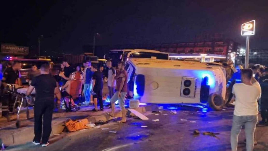 Otomobilin çarptığı ambulansta 3 kişi yaralandı