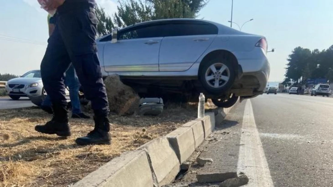 Otomobilin çarptığı elektrik direği başka bir otomobilin üzerine devrildi: 5 yaralı