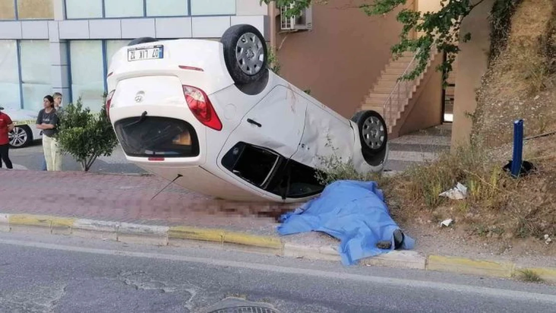 Otomobilin çarptığı kadın hayatını kaybetti, eşi torununa sarılarak ağladı