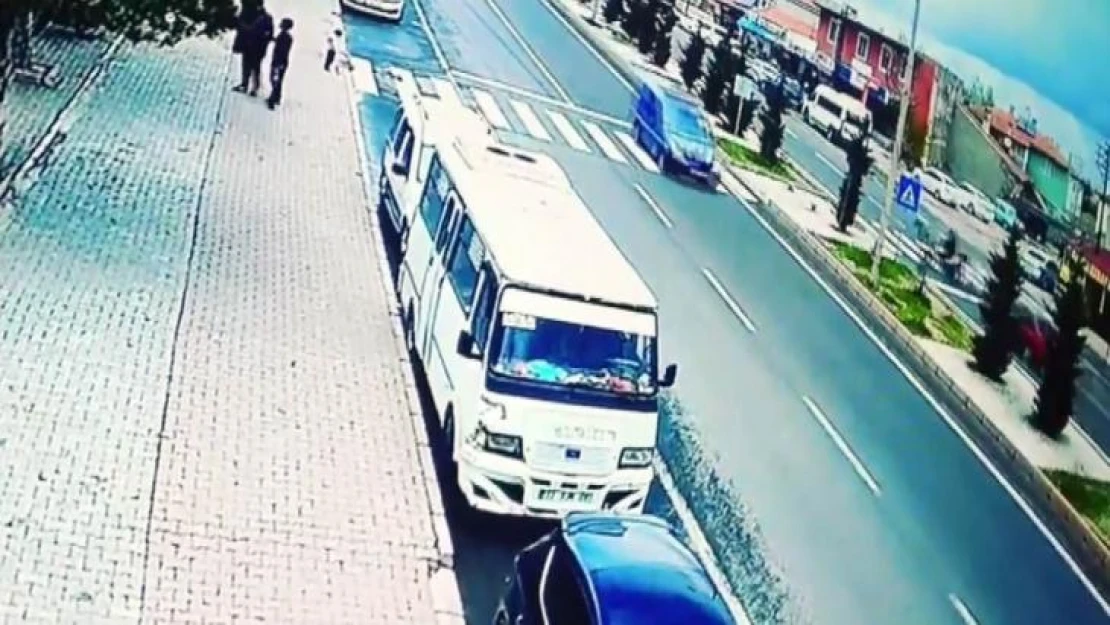 Otomobilin çarptığı motosiklet sürücüsü metrelerce savruldu