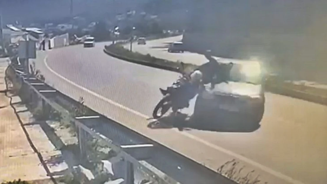 Otomobille çarpışan motosikletli yaralandı, kaza anı kameraya yansıdı