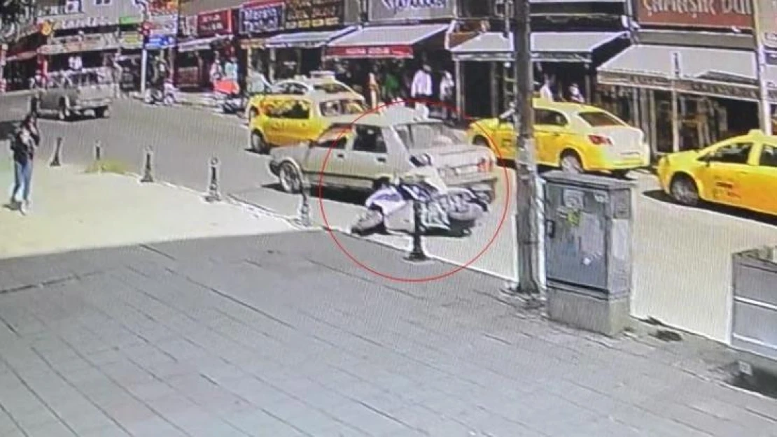 Otomobille çarpışan motosikletli yaralandı, sürücü kaçtı: O anlar kamerada