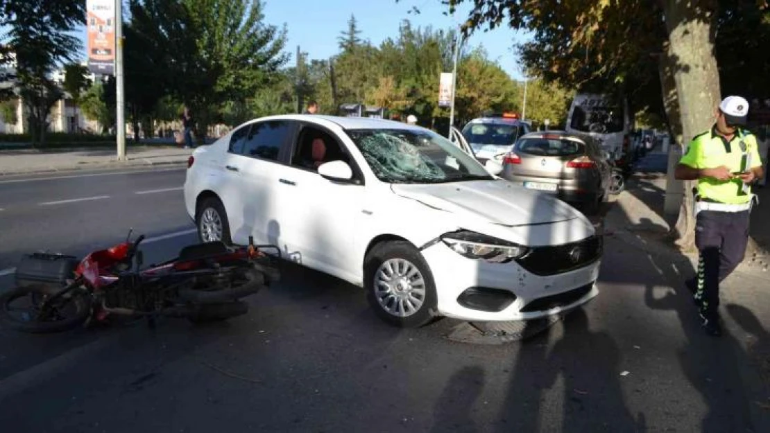 Otomobille kafa kafaya çarpışan motosikletliyi kaskı kurtardı