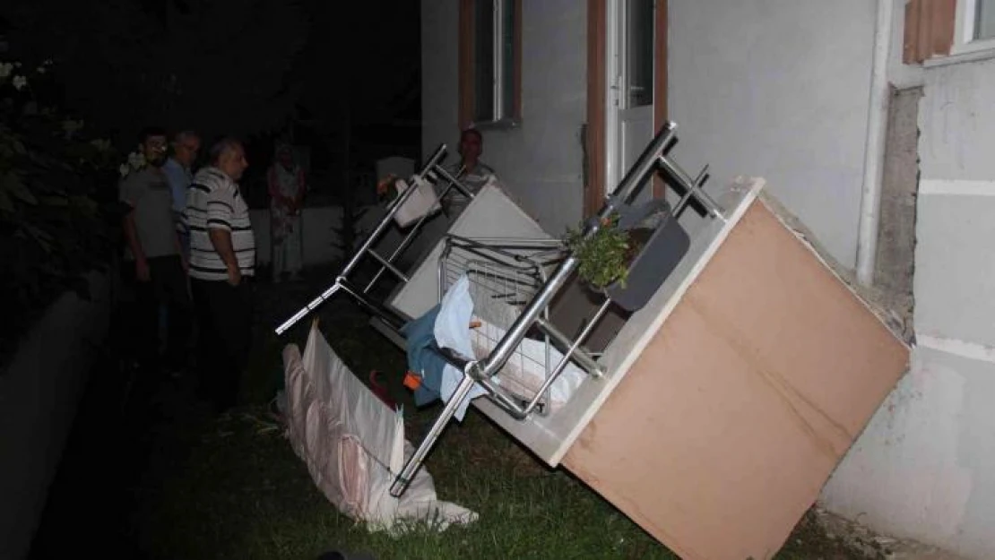 Oturdukları balkon çöken çift neye uğradığı şaşırdı