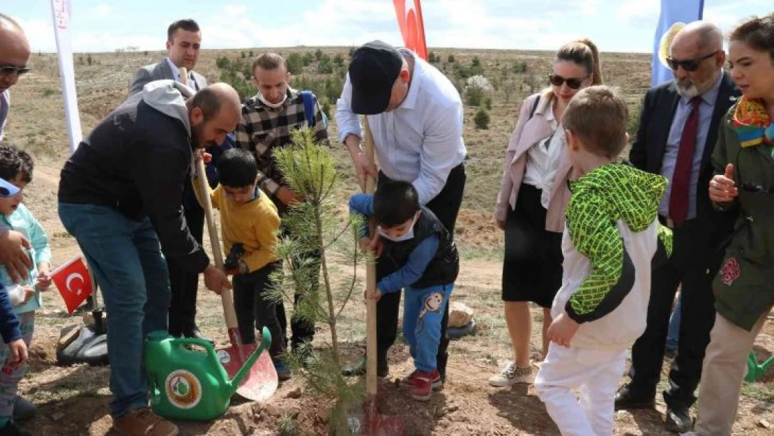 Özel çocuklar 23 Nisan'ı kendi adlarına diktikleri fidanlarla kutladı