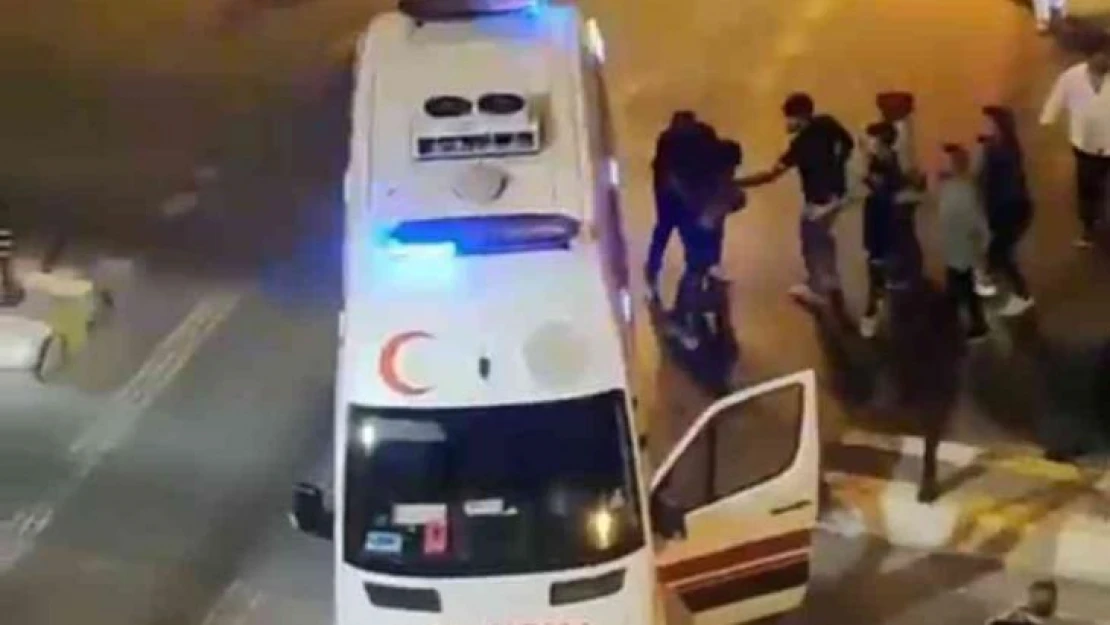 (ÖZEL) Esenyurt'ta hızlı gidiyor diye ambulans şoförüne küfretti, ortalık karıştı