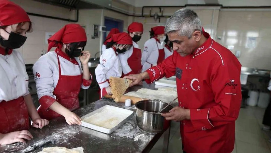 Geleceğin kadın baklava ustaları yetişiyor