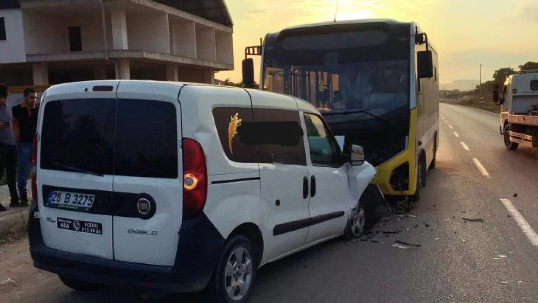 Özel halk otobüsü ile hafif ticari araç kafa kafaya çarpıştı: 1 ölü